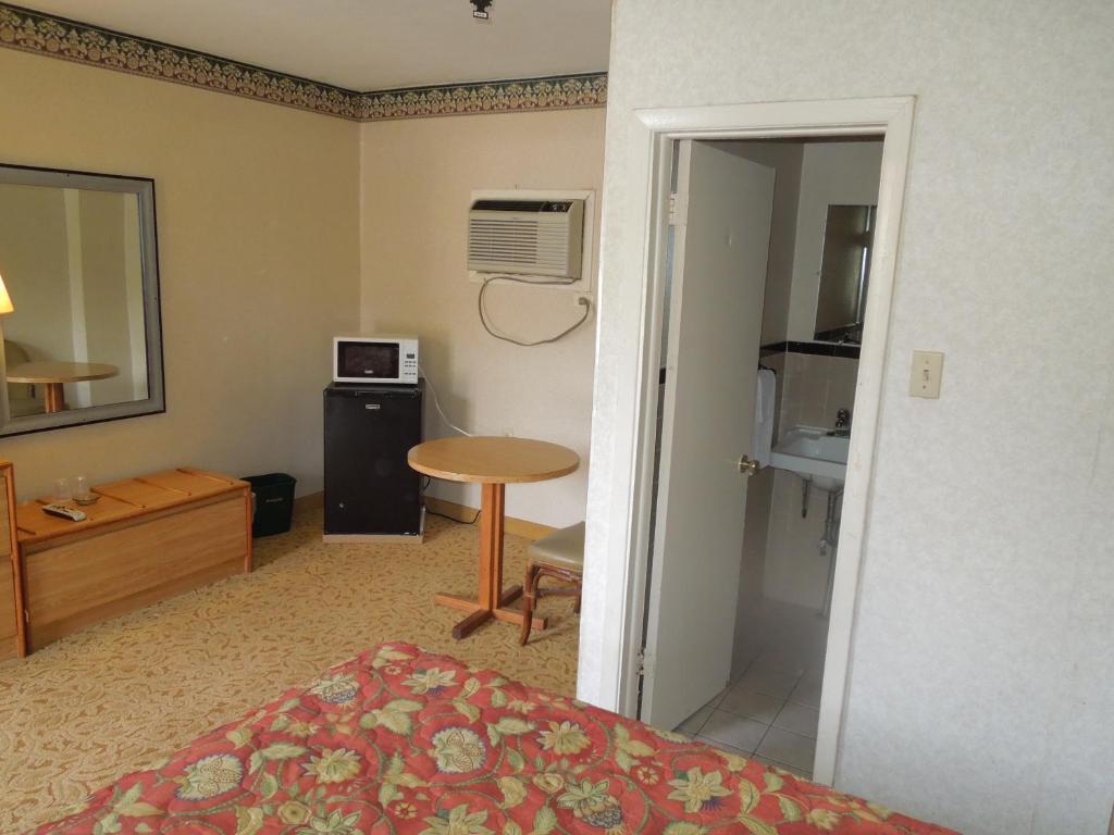 Red Lion Motel Southampton Room photo